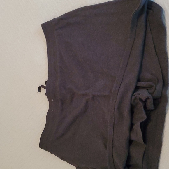 Short. Size Large - Picture 3 of 3